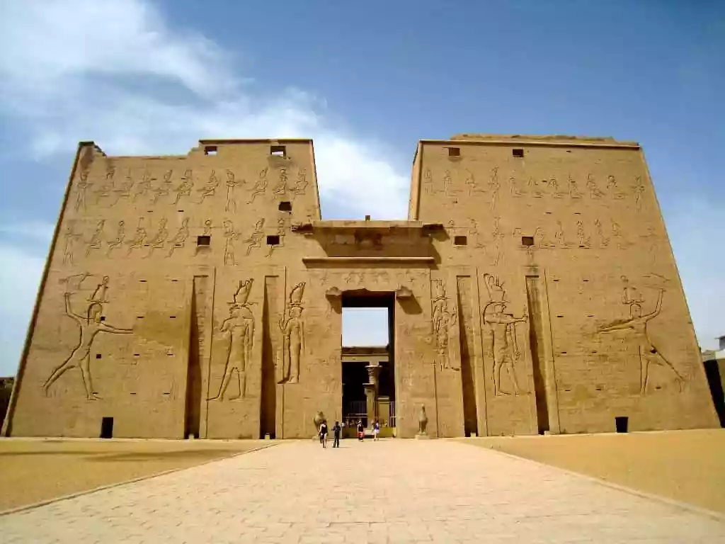 Луксор-Асуан-на-один-из-Марса-алам-тур-в-асуан-из-Марса-Алам-историческая-экскурсия-из-марса-Алам-храм-Эдфу-храм-филе-богини-Исиды